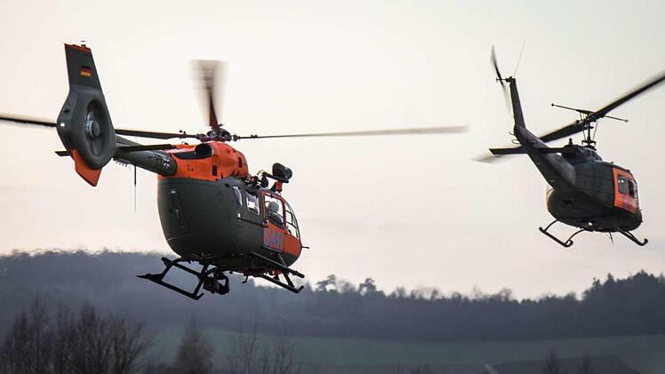 Zu den Hubschraubern, die diese Woche in Hammelburg übten, gehört auch der H145 LUH SAR (Light Utility Helicopter Search and Rescue, links). Foto: Maximilian Schulz