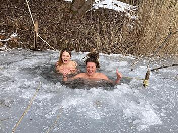Der Moment der Momente: Christiane Olgemöller und  Kathrin Planner im eiskalten See.