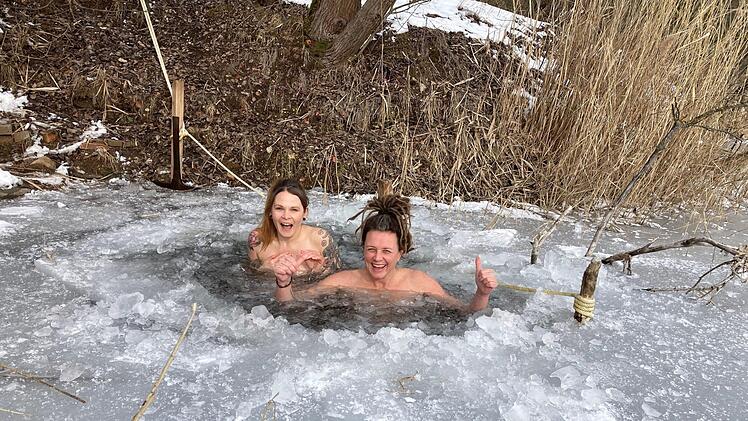 Der Moment der Momente: Christiane Olgemöller und  Kathrin Planner im eiskalten See.