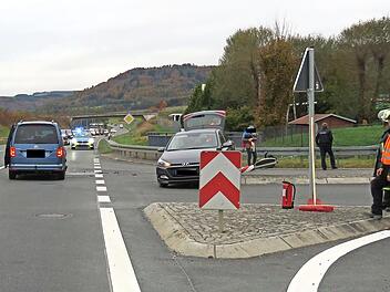 Vor der Unfallstelle auf der B&nbsp;303 staute sich der Verkehr in beide Richtungen.