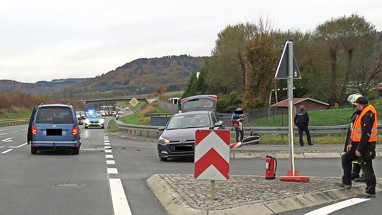 Vor der Unfallstelle auf der B&nbsp;303 staute sich der Verkehr in beide Richtungen.