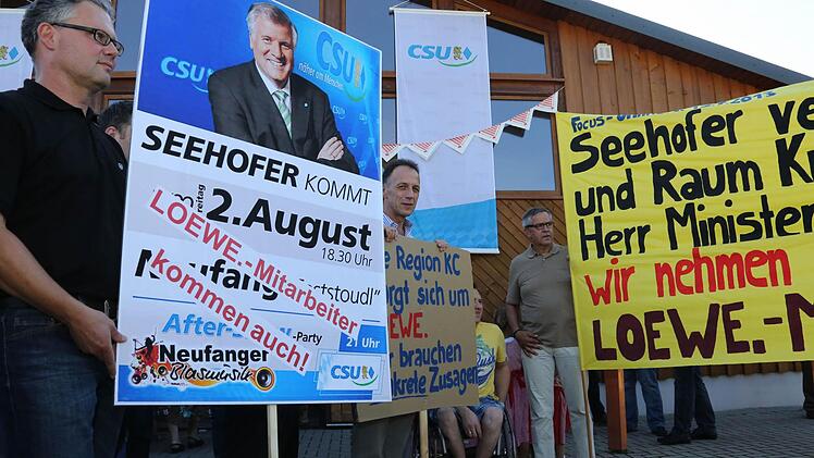 "Seehofer kommt. Loewe-Mitarbeiter kommen auch." Dieses Plakat hielt Thomas Bisani. Foto: Matthias Hoch