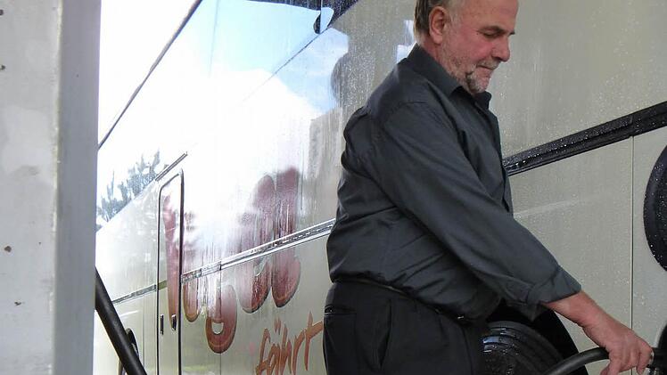 Rainer Vogel betankt an seiner Zapfsäule in Thurnau den Bus seines Sohnes Stefan.