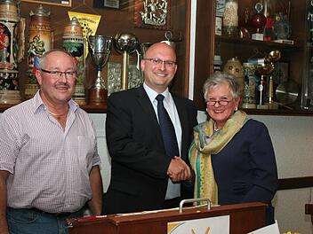 Strahlende Gesichter nach der Wahl: Evelyn Zangl, FW-Ortsverbandsvorsitzende und Gemeinderätin, gratuliert Alexander Heilmann (Mitte). Links im Bild Gemeinderat Thomas Koch, der die Wahlleitung übernommen hatte.  Foto: Evi Seeger