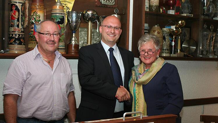 Strahlende Gesichter nach der Wahl: Evelyn Zangl, FW-Ortsverbandsvorsitzende und Gemeinderätin, gratuliert Alexander Heilmann (Mitte). Links im Bild Gemeinderat Thomas Koch, der die Wahlleitung übernommen hatte.  Foto: Evi Seeger
