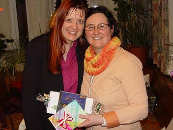Nicole Wirth (links), neue Vorsitzende des Vereins, bedankte sich bei Nathalie Liebelt, die seit Vereinsgründung vor drei Jahren als dritte Vorsitzende tätig war. Zuvor agierte Liebelt zehn Jahre im Partnerschaftskomitee der Stadt Bad Brückenau. Foto: Brigitta Kempe-Wolf