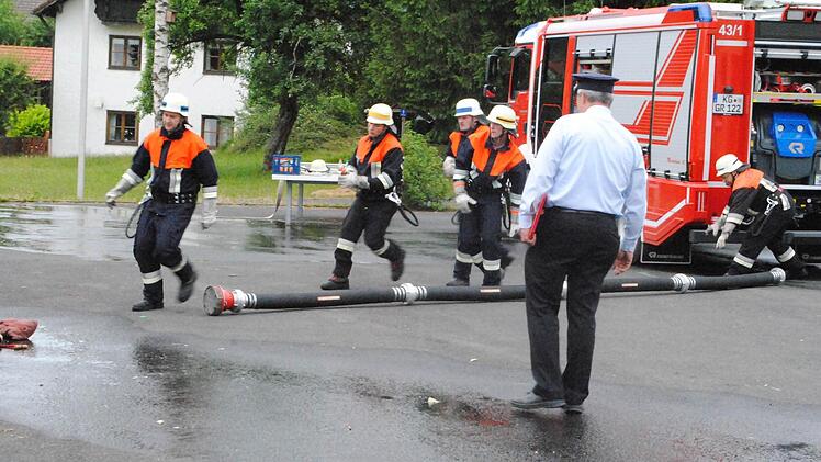Hier geht es auf Zeit. Wie schnell liegt die Schlauchleitung - auch im Ernstfall. Foto: Evelyn Schneider