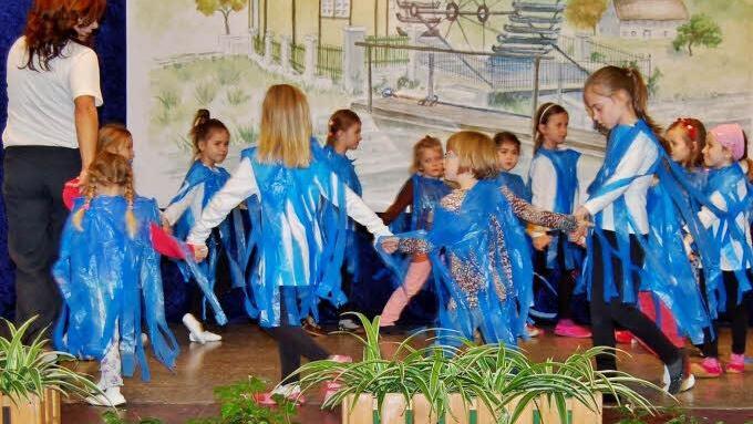 Die Drei- bis Sechsjährigen als tanzende Regentropfen.  Foto: Dobschütz