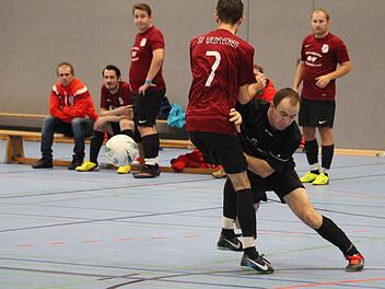 Zur Sache ging es im Spiel der SG Wildflecken/Oberwildflecken (rote Trikots) gegen die SG Oberleichtersbach. Vollkommen unnötig kam es zu Tumulten und Rudelbildungen - ein unwürdiges Schauspiel. Foto: Sebastian Schmitt