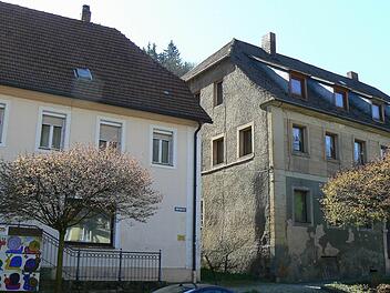 Bei der Regierung von Oberfranken wurden für die Förderoffensive Nordostbayern nicht weniger als 53 Maßnahmen aus 13 Kommunen des Landkreises Kulmbach mit geschätzten Gesamtkosten von 88 Millionen Euro angemeldet. Darunter auch die Revitalisierung der Anwesen Marktplatz 10 und 12 in Wirsberg. Foto: Reißaus