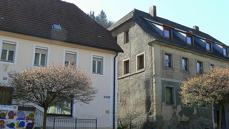 Bei der Regierung von Oberfranken wurden für die Förderoffensive Nordostbayern nicht weniger als 53 Maßnahmen aus 13 Kommunen des Landkreises Kulmbach mit geschätzten Gesamtkosten von 88 Millionen Euro angemeldet. Darunter auch die Revitalisierung der Anwesen Marktplatz 10 und 12 in Wirsberg. Foto: Reißaus