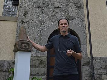 Kunstvereinsvorsitzender Csaba Horovitz hat diesen Villen-Turm. Der Abschied stimmt ihn wehm&uuml;tig, er&ouml;ffnet aber auch die Chance f&uuml;r Neues.  Foto: Karin Nerche-Wolf