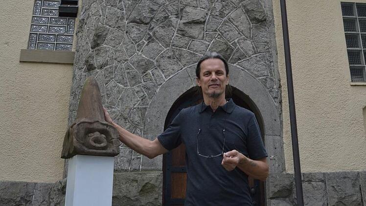 Kunstvereinsvorsitzender Csaba Horovitz hat diesen Villen-Turm. Der Abschied stimmt ihn wehm&uuml;tig, er&ouml;ffnet aber auch die Chance f&uuml;r Neues.  Foto: Karin Nerche-Wolf