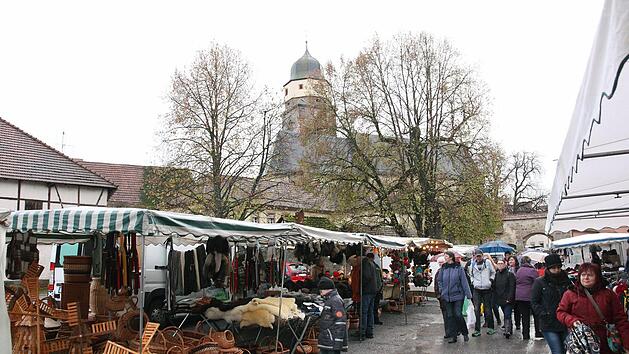 Im historischen Stadtkern werden zum Martinimarkt wieder viele St&auml;nde aufgebaut.  Foto: Archiv/ Erich Lutter