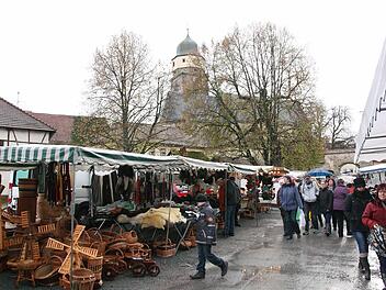 Im historischen Stadtkern werden zum Martinimarkt wieder viele Stände aufgebaut.  Foto: Archiv/ Erich Lutter