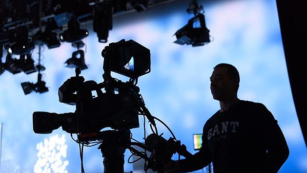 Derzeit wird &uuml;ber die Erh&ouml;hung des Rundfunkbeitrags hitzig diskutiert. Der Vorsitzende der kontrollierenden Instanz &auml;u&szlig;erte sich zu dieser Entwicklung. Symbolfoto: Laurent Gillieron/KEYSTONE/dpa