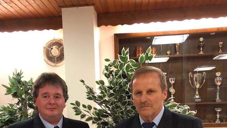 Thomas Schumm seit 25 Jahren aktiv im Feuerwehrdienst, Josef Schaab für 40 Jahre erhielten das staatl. Ehrenzeichen.