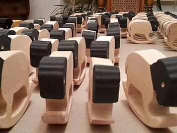 W&auml;hrend der Sitzung wurden die ersten Rh&ouml;n-Schaukel-Sch&auml;fchen gegen eine Spende f&uuml;r die Kissinger H&uuml;tte abgegeben.  Foto: Simone Albuszies