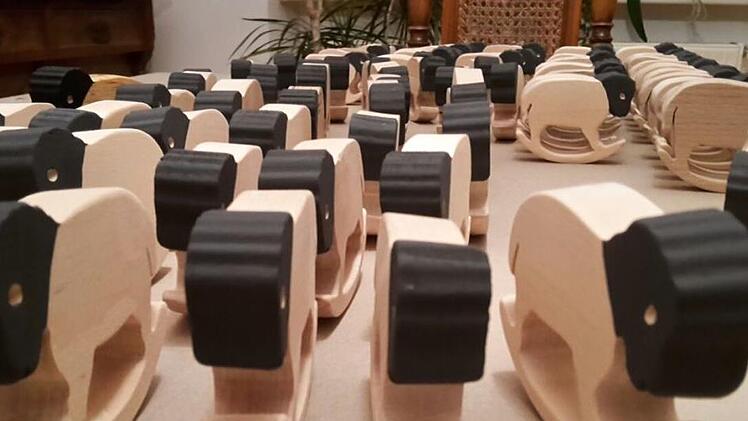 W&auml;hrend der Sitzung wurden die ersten Rh&ouml;n-Schaukel-Sch&auml;fchen gegen eine Spende f&uuml;r die Kissinger H&uuml;tte abgegeben.  Foto: Simone Albuszies