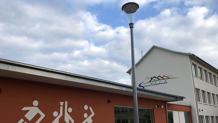 Mehr Leben in den Ortskern bringen, das will der Wildfleckener Marktgemeinderat. Ein Schritt in diese Richtung ist die Neugestaltung und Sanierung der Sinntalschule in der Ortsmitte. Die Bauarbeiten gehen dem Ende entgegen. Foto: Sebastian Schmitt