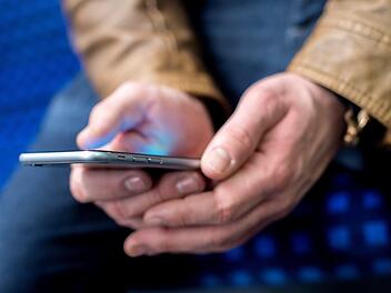 Bei WhatsApp könnten Nutzer bald personalisierte QR-Codes erhalten. Symbolfoto: Hauke-Christian Dittrich/dpa