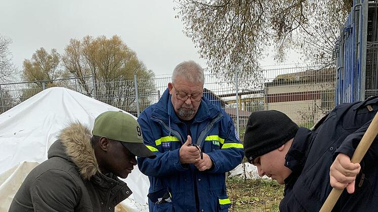 Unter den Augen von Ronny Baum&uuml;ller vom THW schaufelten die Sch&uuml;ler exakt zw&ouml;lf Kilo Sand in ein S&auml;ckchen, wie es f&uuml;r Abdichtungen bei Hochwasser genutzt wird. Sonny Adam