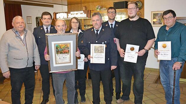Die geehrten Mitglieder (mit Urkunde) zusammen mit (von links) B&uuml;rgermeister Christian Mrosek, Vorsitzenden Niklas Welscher und Kommandant Michael G&ouml;ldel Foto: Thomas Micheel