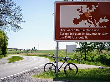 Zwischenstopp hinter Heinersdorf: Die Radtour ist gleichzeitig ein Trip in die jüngste Geschichte. Foto: Bastian Sünkel