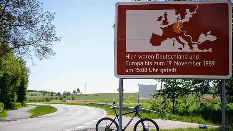 Zwischenstopp hinter Heinersdorf: Die Radtour ist gleichzeitig ein Trip in die jüngste Geschichte. Foto: Bastian Sünkel