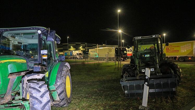 Landwirte blockieren Zentrallager: Protest gegen existenzbedrohende Situation der Betriebe