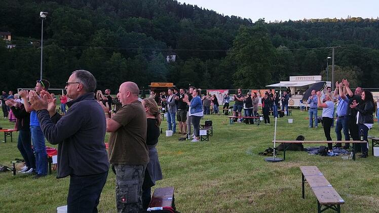 Auftakt der "Heldentour" für Bayern: Ende Juni spielen die Dorfrocker auf dem Sportplatz Zeitlofs. Die Gemeinde schreibt dafür ein Hygienekonzept und lädt ihre "stillen Helfer" ein. Foto: Matthias Hauke