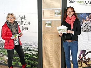 Genussbotschafterin Adelgunde Gagel (links) und Heide Anders pr&auml;sentieren die neue Brosch&uuml;re.