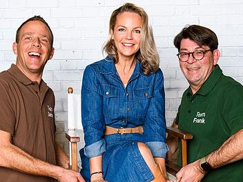 Eva Brenner und die Gartenprofis Dennis Thiele (links) und Frank Riese