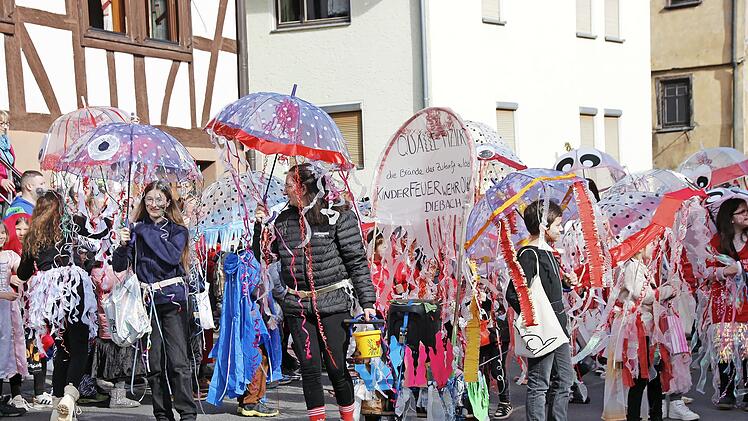 Verkleidet als Feuerquallen nahm auch die Diebacher Kinderfeuerwehr am Umzug 2025 teil.