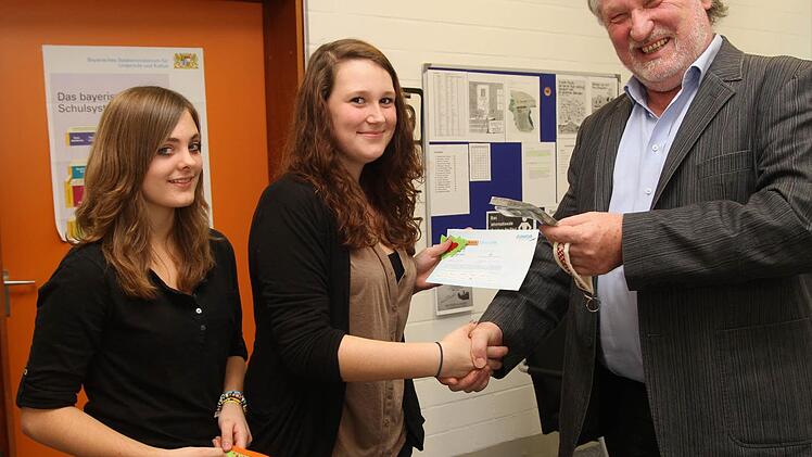 Geld raus, Herr Heckel! Eine Aktie wurde natürlich auch dem Schulleiter Hendryk Heckel (rechts) angeboten. Foto: gg
