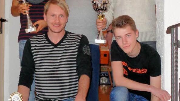 Die aktiven Fahrer des MCT Kulmbach freuen sich schon, dass sie wieder eine eigene Strecke bekommen. Denn zwei Jahre konnten sie nur auswärts ihrem Hobby frönen. Aber erfolgreich waren sie trotzdem: Matthias Kotte und Sebastian Winterstein (vorne) sowie Christopher Schellein, Vorsitzender Helmut Schnittka und Jörg Hauenstein (hintere Reihe, von links) wurden bei der Abschlussfeier als erfolgreichste Fahrer des Vereins geehrt.