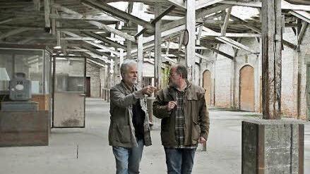 Auwi Stübbe (links) und Michael Böhm beim Gang durch die Hallen.