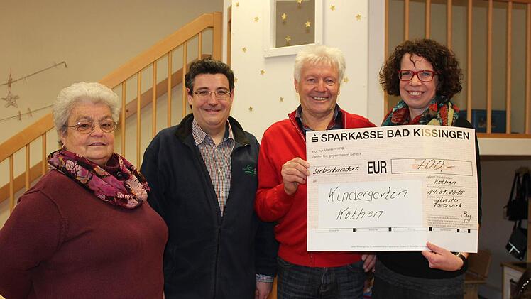 700 Euro spendeten die einheimischen Vereine. Das Geld stammt aus dem Erlös des Silvesterfeuerwerks.