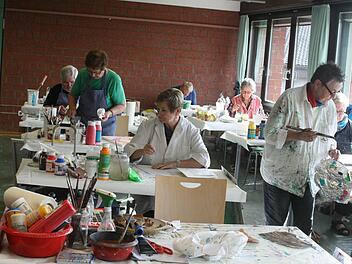 Konzentriert bei der Arbeit waren die Malerinnen und Maler auf Burg Feuerstein. Foto: Dorothea Weiler