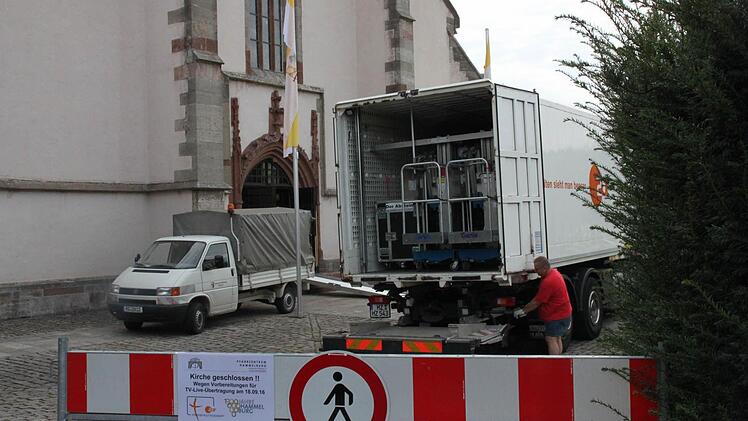 Für die Aufbauarbeiten innen ist das Gelände rund um die Kirche gesperrt. Foto: Kerstin Väth