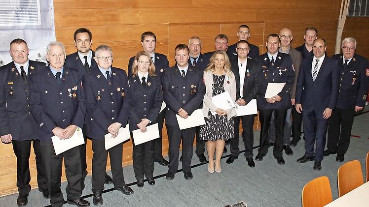 Mit dem Steckkreuz des Kreisverbands sowie Ehrenkreuzen und Medaillen des Landesverbands wurden diese Mitglieder ausgezeichnet.