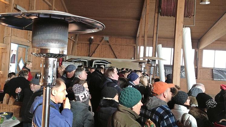 Die Veranstaltung lockte einige Zuschauer in die Halle.  Foto: Daniel Ruppert