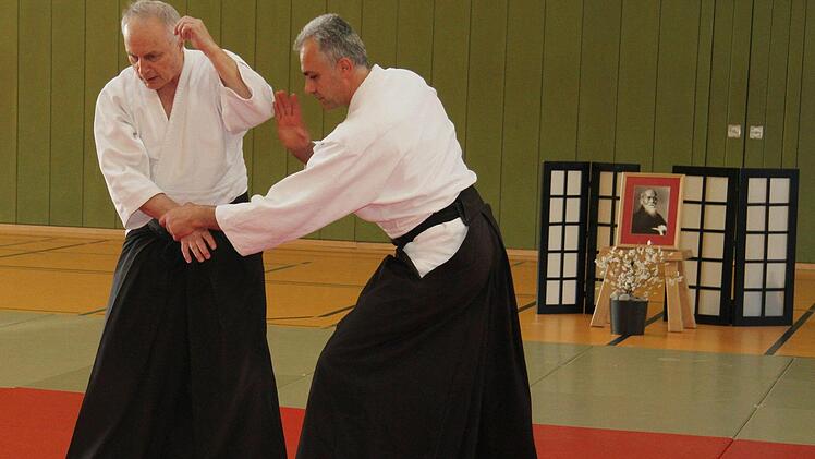 Werner Winkler (links) aus Tirschenreuth zeigte, wie die Aikido-Bewegungen aufgebaut sind. Foto: Sonny Adam