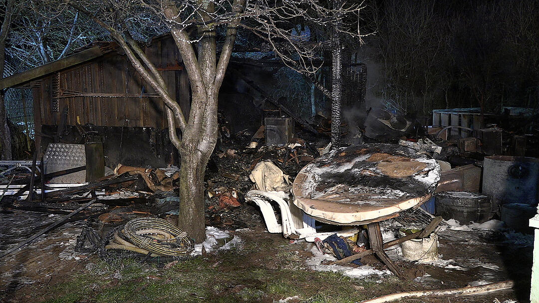 Tragödie in Mittelfranken: 56-Jähriger und seine zwei Hunde sterben bei Feuer in Gartenlaube