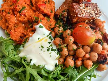 Wenn Kinder pl&ouml;tzlich Vegetarier sein wollen, sind so manche Eltern ratlos. Doch so lang Eier und Milch auf dem Speiseplan stehen, halten Experten diese Variante f&uuml;r gut machbar. Kritischer ist es, wenn Kinder auf alles verzichten, was vom Tier kommt. Symbolfoto: Patrick Pleul/dpa-Zentralbild/dpa