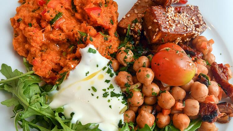 Wenn Kinder pl&ouml;tzlich Vegetarier sein wollen, sind so manche Eltern ratlos. Doch so lang Eier und Milch auf dem Speiseplan stehen, halten Experten diese Variante f&uuml;r gut machbar. Kritischer ist es, wenn Kinder auf alles verzichten, was vom Tier kommt. Symbolfoto: Patrick Pleul/dpa-Zentralbild/dpa