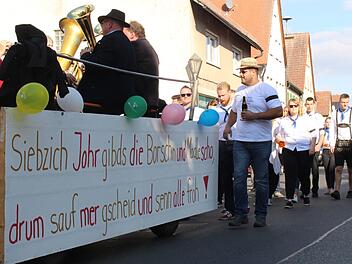 Die Ortsburschen und -madle trugen Trauerflor in Gedenken an alle verstorbenen Mitglieder.    Foto: Yannick Hupfer