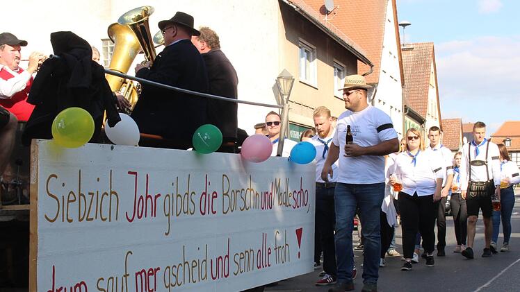 Die Ortsburschen und -madle trugen Trauerflor in Gedenken an alle verstorbenen Mitglieder.    Foto: Yannick Hupfer