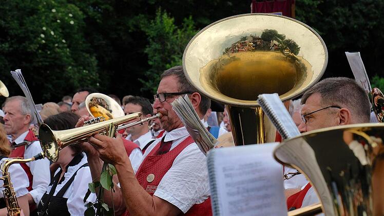 Rund 200 Musikanten füllten den Platz und spielten am Schluss zusammen. Foto: Gerd Schaar