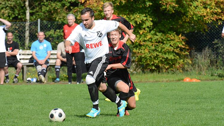 Unvergessenes Fairplay: Beim 4:3-Sieg im September 2014 beim SV Wildflecken gehörte Alexander Latus (vorne) zu den Oberwildfleckener Torschützen. Denkwürdig war das Derby auch deshalb, weil Wildfleckens Torwart André Schmidtke absichtlich ein Eigentor erzielte. Kurz zuvor hatte seine Mannschaft getroffen, allerdings nicht bemerkt, dass ein SCK-Akteur verletzt am Boden lag. Foto: ssp